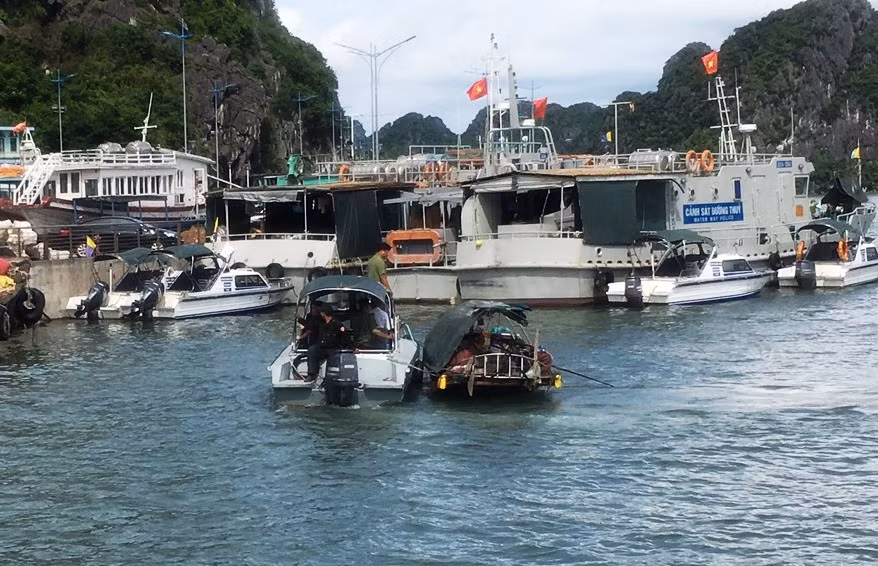 Một chiếc thuyền lan vi phạm bị lực lượng chức năng đưa về khu vực Bến Đoan để xử lý theo quy định. (Ảnh: Minh Cương)