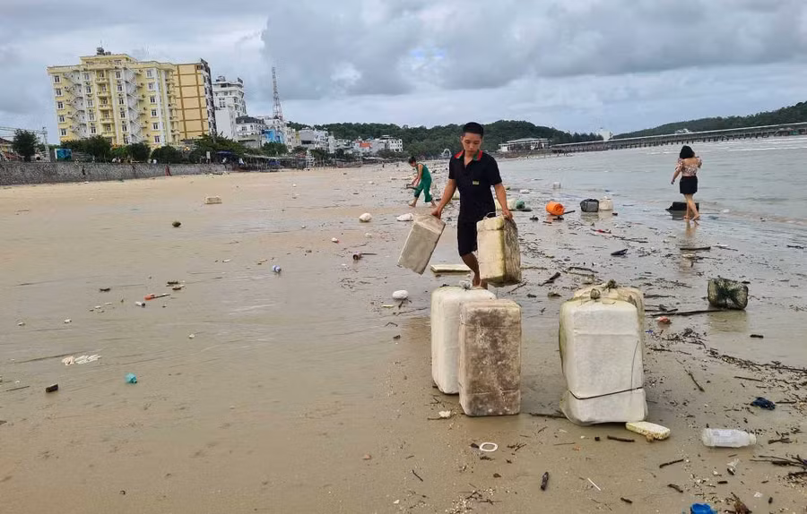 Các lực lượng tham gia dọn dẹp phao xốp trên bãi biển Tình Yêu.