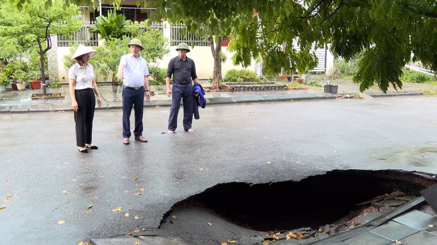 Lãnh đạo UBND TP Cẩm Phả kiểm tra hiện trường vụ việc.