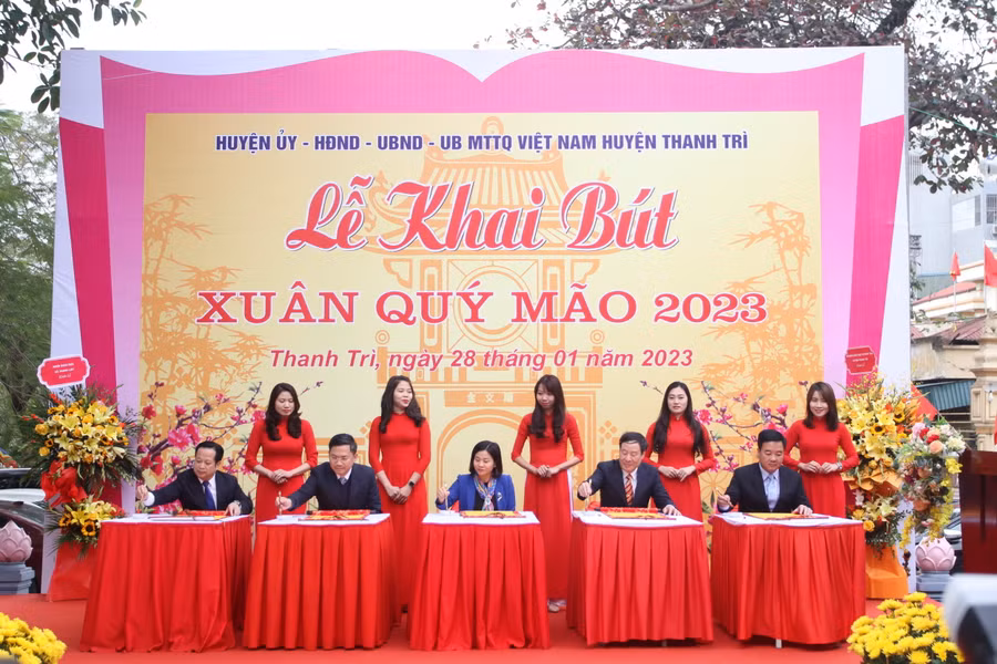 Lãnh đạo thành phố Hà Nội, Sở GD&T Hà Nội, huyện Thanh Trì thực hiện nghi thức khai bút đầu Xuân.