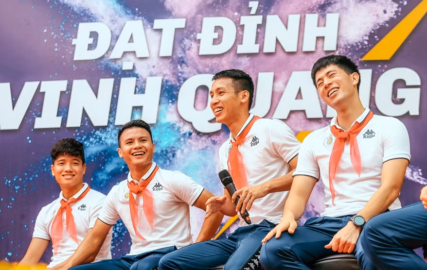 Các cầu thủ CLB bóng đá Hà Nội đến với các em học sinh tại các buổi giao lưu