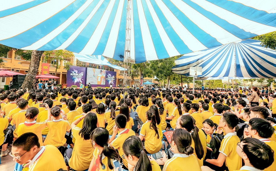 Các cầu thủ CLB bóng đá Hà Nội mang đến nhiều niềm vui với các em học sinh tại các buổi giao lưu