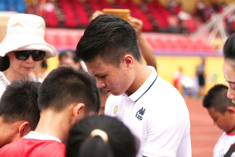 Cầu thủ Quang Hải sẽ truyền cảm hứng đến các em học sinh. Cầu thủ Quang Hải sẽ truyền cảm hứng đến các em học sinh.