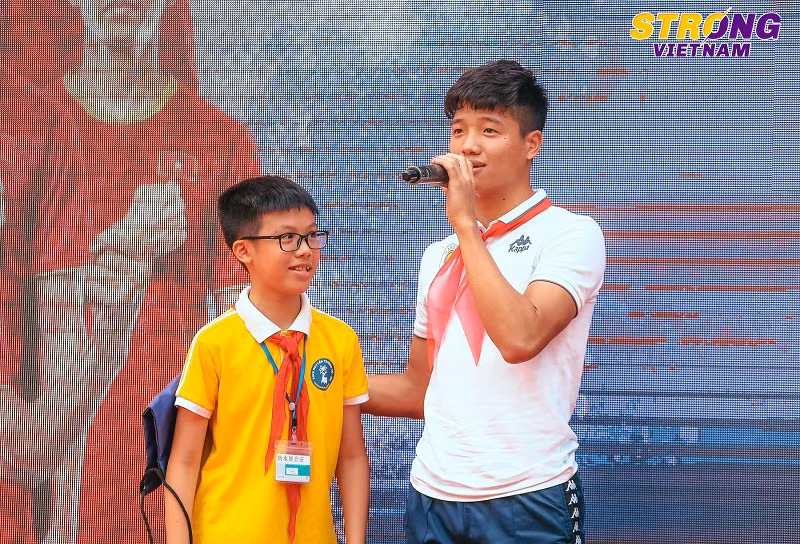 Thủ môn Phí Minh Long nhắn nhủ các em học sinh: “Mình vấp ngã ở đâu sẽ đứng lên ở đó”