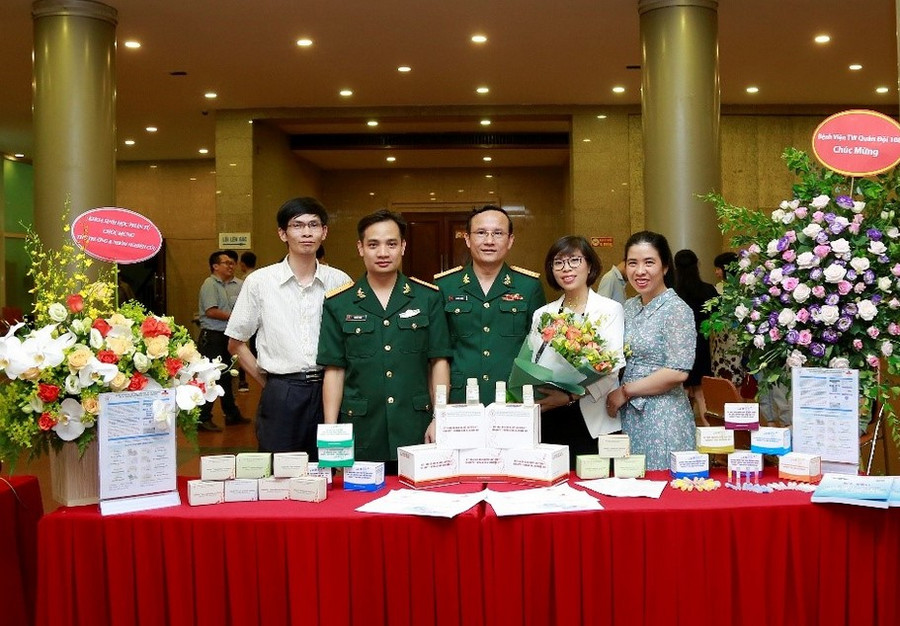 Nhóm tác giả giới thiệu sản phẩm