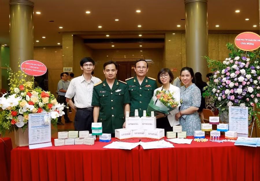 Nhóm tác giả giới thiệu sản phẩm