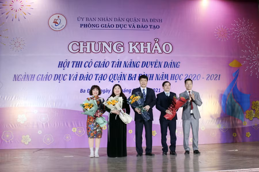Trưởng Phòng GD&amp;ĐT Ba Đình - Lê Đức Thuận tặng hoa Ban Giám khảo Hội thi.