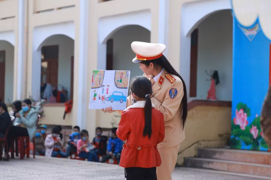 Tuyên truyền phổ biến giáo dục pháp luật cho học sinh.