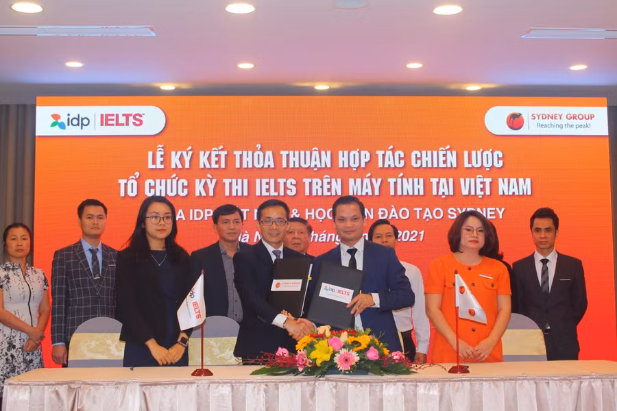 Đại diện Học viện Đào tạo Sydney và Tổ chức Giáo dục IDP ký hợp tác chiến lược.