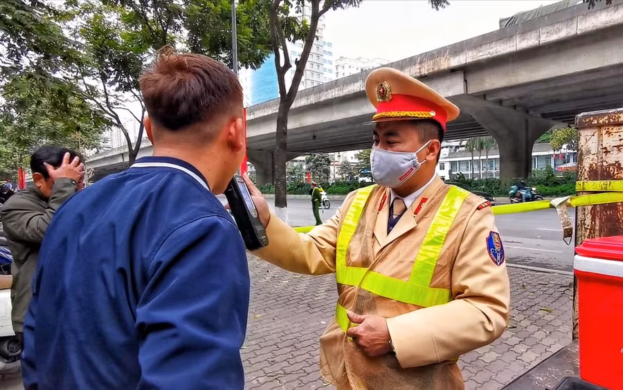 Lực lượng chức năng kiểm tra nồng độ cồn lái xe.