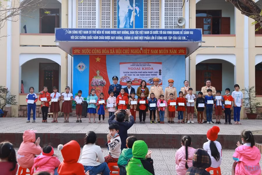 Trao quà cho học sinh Trường tiểu học Vĩnh Thủy.