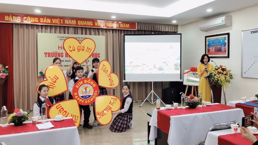 Thầy cô giáo chia sẻ về trường học hạnh phúc tại Hội thảo.