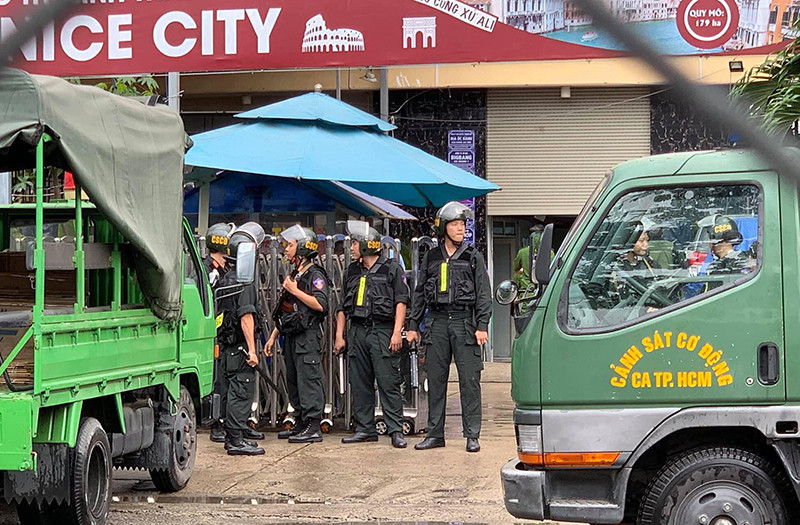 Nhiều cảnh sát cơ động, CA TPHCM tập trung trước cổng Cty Alibaba