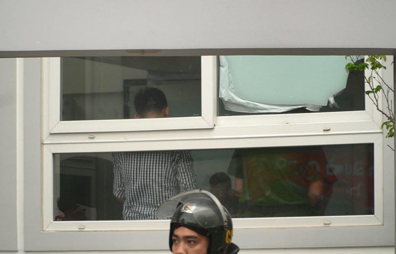 Lực lượng công an tiến hành khám xét bên trong Công ty Chiến Binh Thép. Ảnh CTV Lực lượng công an tiến hành khám xét bên trong Công ty Chiến Binh Thép. Ảnh CTV