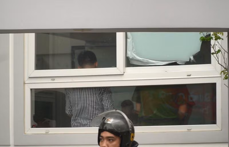 Lực lượng công an tiến hành khám xét bên trong Công ty Chiến Binh Thép. Ảnh CTV