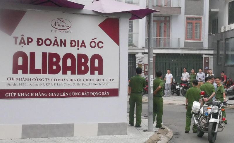 Lực lượng công an xuất hiện trước Công ty Chiến Binh Thép chiều 20/9. Ảnh CTV