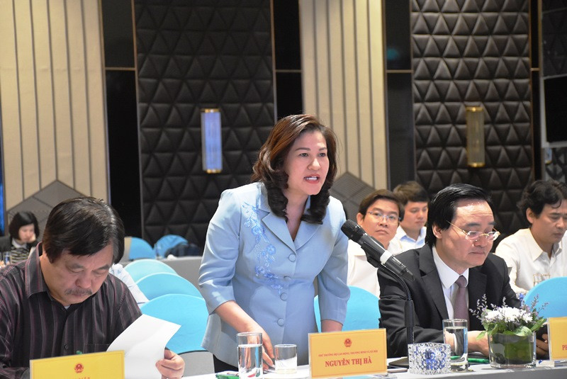 Thứ trưởng Bộ Lao động, Thương binh và Xã hội Nguyễn Thị Hà phát biểu tại phiên họp