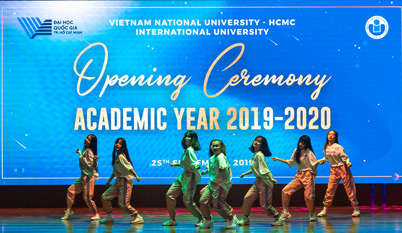 Tiết mục văn nghệ chào mừng năm học mới của SV trường Tiết mục văn nghệ chào mừng năm học mới của SV trường
