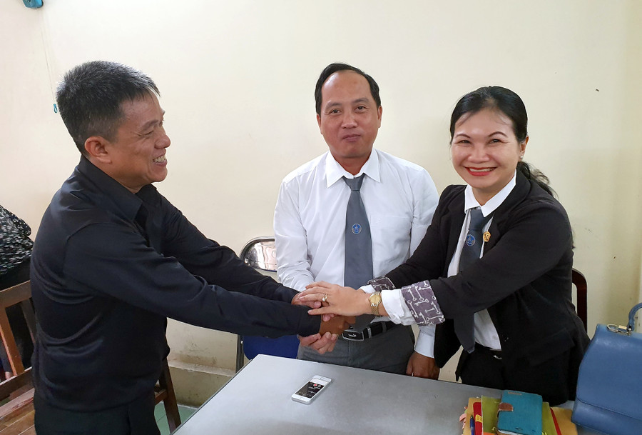 Họa sĩ Lê Linh vui mừng bắt tay cám ơn các luật sư sau phiên tòa phúc thẩm. Ảnh Công Sơn