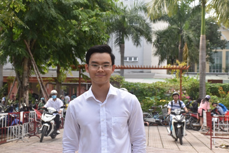 Nguyễn Hoàng Gia Khánh trong sân trường HCMUE.