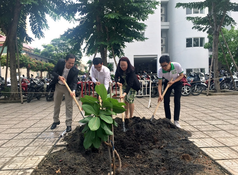 Nguyễn Hoàng Gia Khánh cùng lãnh đạo nhà trường trồng cây trong sân trường dịp lễ khai giảng. Nguyễn Hoàng Gia Khánh cùng lãnh đạo nhà trường trồng cây trong sân trường dịp lễ khai giảng.