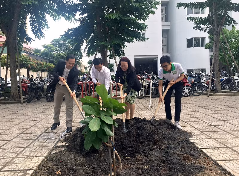 Nguyễn Hoàng Gia Khánh cùng lãnh đạo nhà trường trồng cây trong sân trường dịp lễ khai giảng.