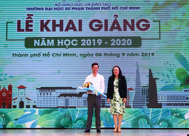 TS Nguyễn Thị Minh Hồng - Hiệu trưởng HCMUE tặng hoa chúc mừng Nguyễn Hoàng Gia Khánh. TS Nguyễn Thị Minh Hồng - Hiệu trưởng HCMUE tặng hoa chúc mừng Nguyễn Hoàng Gia Khánh.