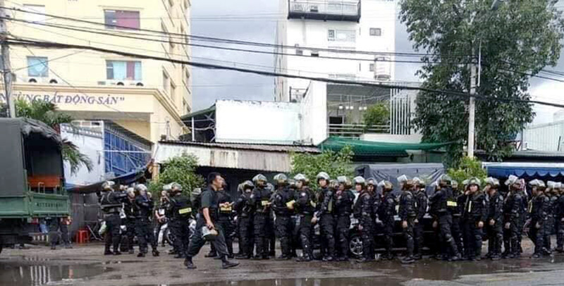 Lực lượng cảnh sát chuẩn bị khám xét trụ sở Công ty Alibaba trên đường Kha Vạn Cân, P.Hiệp Bình Chánh, Q.Thủ Đức, TPHCM. Lực lượng cảnh sát chuẩn bị khám xét trụ sở Công ty Alibaba trên đường Kha Vạn Cân, P.Hiệp Bình Chánh, Q.Thủ Đức, TPHCM.