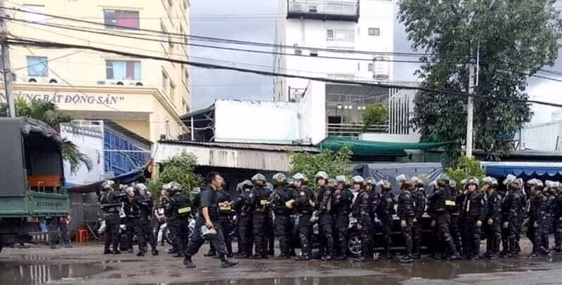 Phía ngoài Công ty Alibaba xuất hiện nhiều cảnh sát cơ động