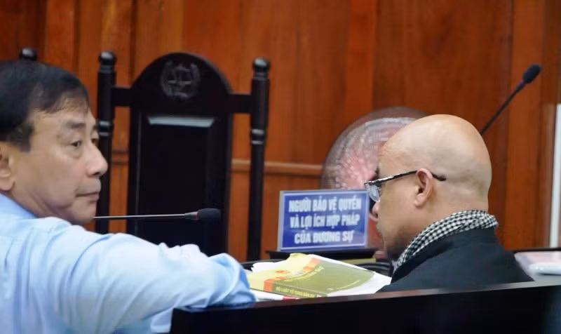 Ông Vũ và luật sư có mặt tại phiên phúc thẩm sáng 18/9.