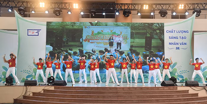 Chương trình với nhiều tiết mục văn nghệ sôi động