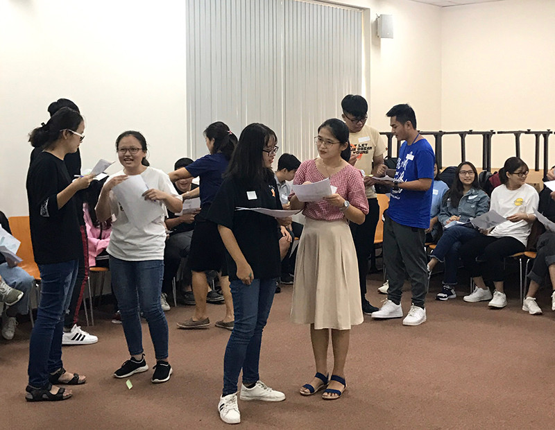 Điều phối viên của chương trình trao đổi với tân SV Điều phối viên của chương trình trao đổi với tân SV
