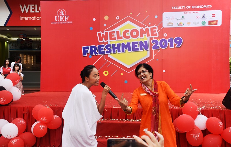 Ca sĩ Đoan Trang biểu diễn với phần hưởng ứng nhiệt tình từ một GV người nước ngoài của khoa Kinh tế