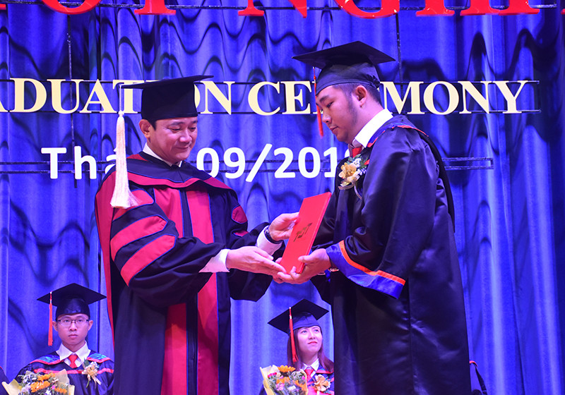 Hiệu trưởng TDTU trao bằng tốt nghiệp cho các tân thạc sĩ.