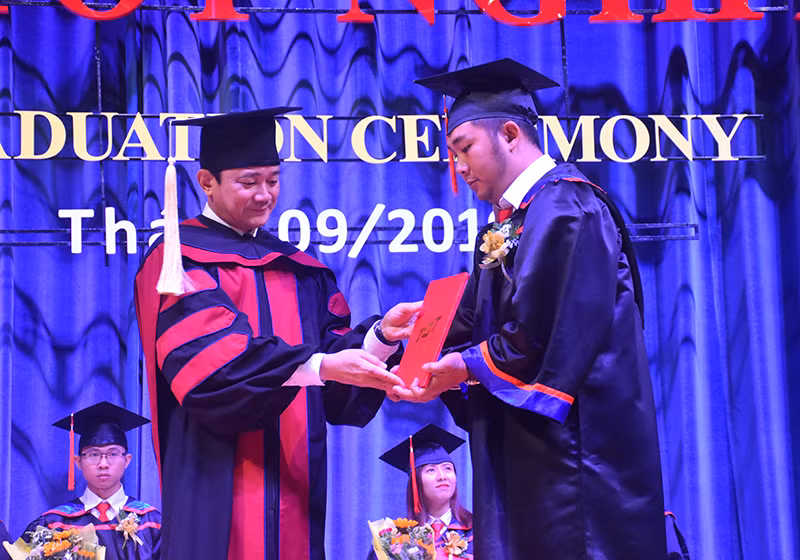 Hiệu trưởng TDTU trao bằng tốt nghiệp cho các tân thạc sĩ.