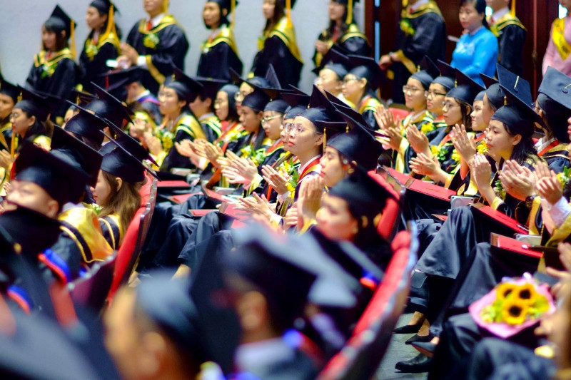 Niềm vui của các tân thạc sĩ, kỹ sư, cử nhân trong ngày tốt nghiệp.