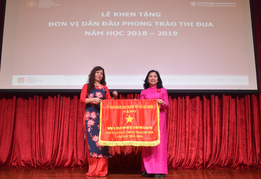 Bà Nguyễn Thị Thu Hoài (phải)- Phó Trưởng Ban Tuyên giáo Thành ủy TPHCM trao cờ thi đua của UBND TPHCM cho đại diện nhà trường Bà Nguyễn Thị Thu Hoài (phải)- Phó Trưởng Ban Tuyên giáo Thành ủy TPHCM trao cờ thi đua của UBND TPHCM cho đại diện nhà trường