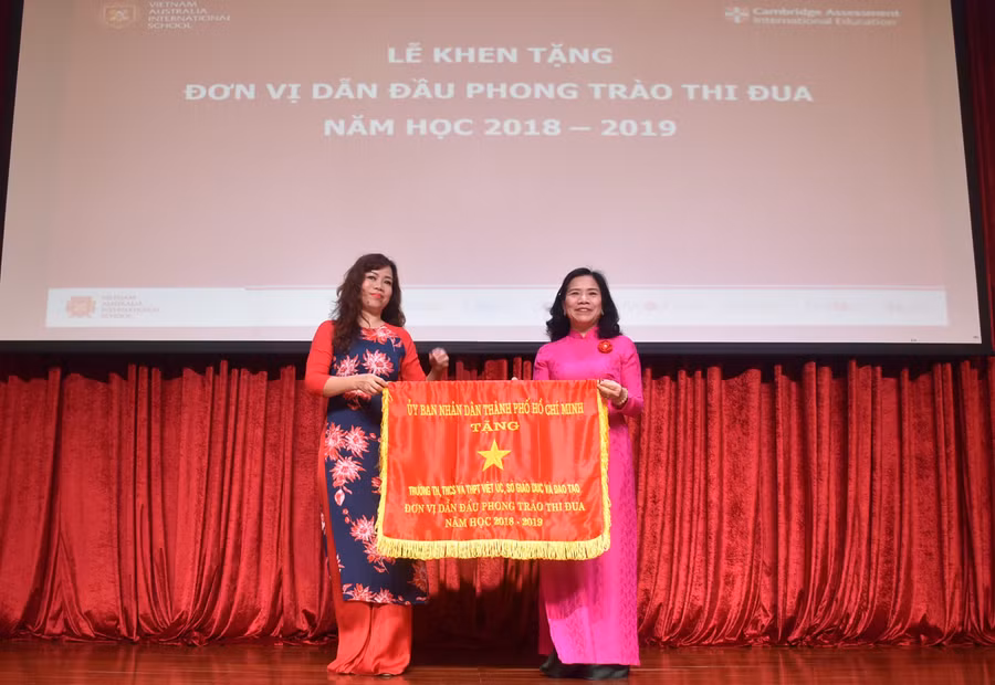 Bà Nguyễn Thị Thu Hoài (phải)- Phó Trưởng Ban Tuyên giáo Thành ủy TPHCM trao cờ thi đua của UBND TPHCM cho đại diện nhà trường Bà Nguyễn Thị Thu Hoài (phải)- Phó Trưởng Ban Tuyên giáo Thành ủy TPHCM trao cờ thi đua của UBND TPHCM cho đại diện nhà trường