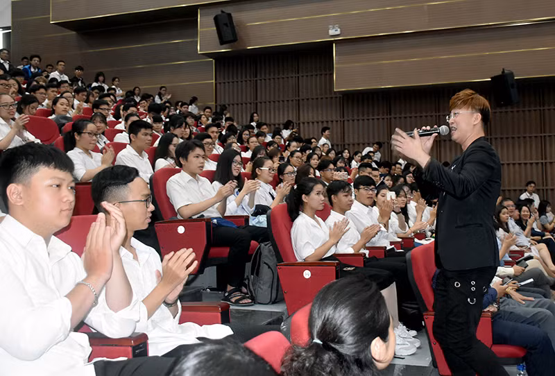 Ca sĩ Sỹ Luân khuấy động hội trường với những tiết mục văn nghệ sôi động Ca sĩ Sỹ Luân khuấy động hội trường với những tiết mục văn nghệ sôi động
