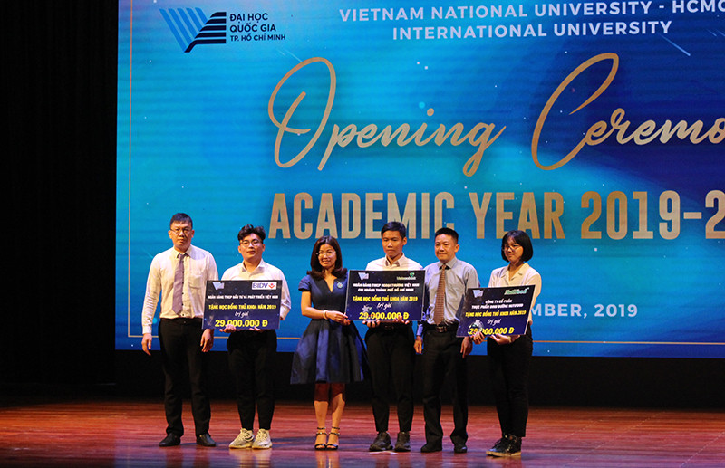 Đại diện nhà trường trao học bổng cho các tân SV đạt thành tích thủ khoa đầu vào Đại diện nhà trường trao học bổng cho các tân SV đạt thành tích thủ khoa đầu vào