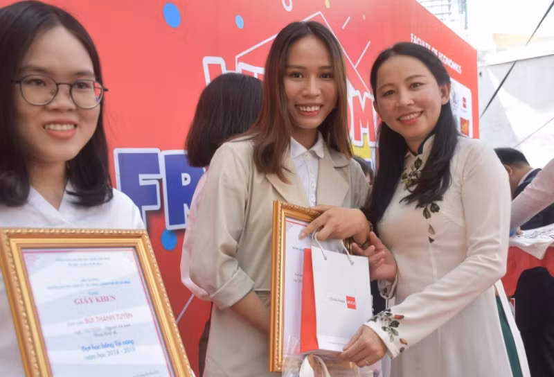 ThS Lý Đan Thanh - Phó khoa Kinh tế UEF tuyên dương các SV đạt thành tích cao trong học tập