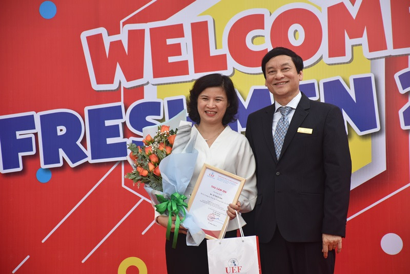 Ông Đỗ Quốc Anh - Phó Chủ tịch HĐQT UEF tặng hoa cám ơn PGS.TS Vũ Thị Tú Anh