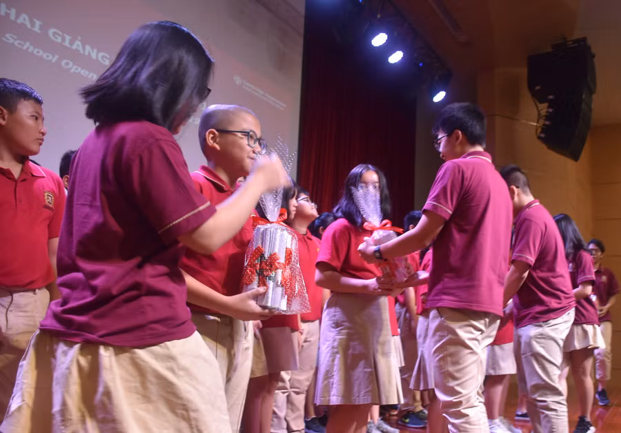 Học sinh khóa trên tặng quà cho HS khóa mới tại lễ khai giảng Học sinh khóa trên tặng quà cho HS khóa mới tại lễ khai giảng