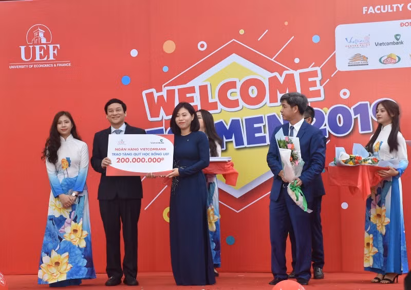 Đại diện nhà trường nhận bảng trao tài trợ tượng trưng từ các doanh nghiệp