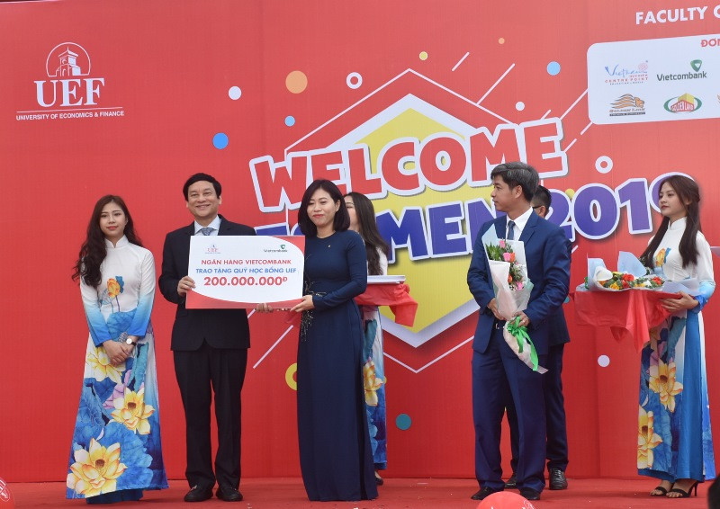 Đại diện nhà trường nhận bảng trao tài trợ tượng trưng từ các doanh nghiệp