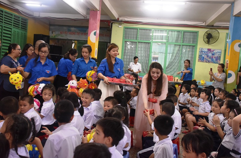 Á hậu quốc tế 2018 Đoàn Mỹ Linh hóa thân thành chị Hằng trao quà cho các em HS