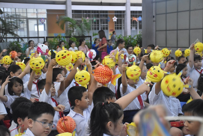 Niềm vui của các em HS khi nhận những chiếc lồng đèn Trung Thu