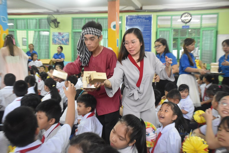 Ngoài lồng đèn, các em HS còn nhận thêm phần bánh Trung Thu.