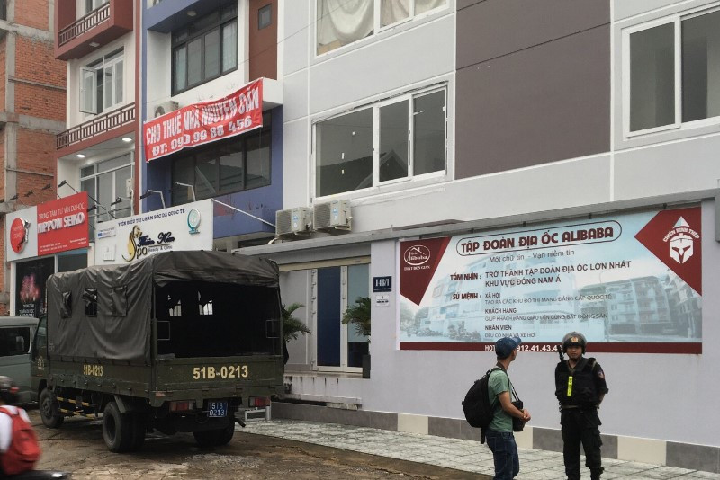 Xe của lực lượng CSĐT xuất hiện bên ngoài Công ty Chiến Binh Thép. Ảnh CTV Xe của lực lượng CSĐT xuất hiện bên ngoài Công ty Chiến Binh Thép. Ảnh CTV