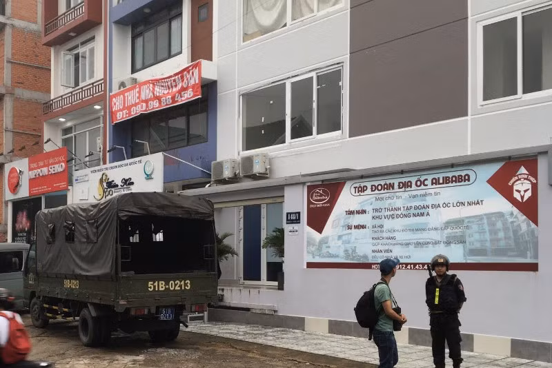 Xe của lực lượng CSĐT xuất hiện bên ngoài Công ty Chiến Binh Thép. Ảnh CTV